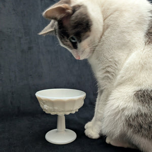 Vintage Milchglas Bonbonschale mit Sockel (Grapevine, unbekannter Hersteller)