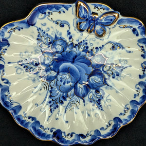 Antique Blue & White Shell Dish – Gzhel Style Floral Motif with Gilt Butterfly (Russia/European Export), c. 1980 🦋💙✨