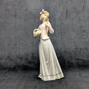 Lladro "Innocence in Bloom" Figurine (HN 7644), 1996 Collectors Society, José Puche Design 💖💐🇪🇸