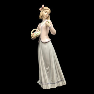 Lladro "Innocence in Bloom" Figurine (HN 7644), 1996 Collectors Society, José Puche Design 💖💐🇪🇸