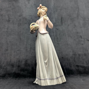 Lladro "Innocence in Bloom" Figurine (HN 7644), 1996 Collectors Society, José Puche Design 💖💐🇪🇸