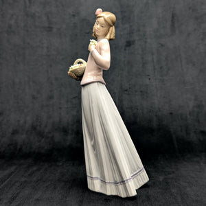 Lladro "Innocence in Bloom" Figurine (HN 7644), 1996 Collectors Society, José Puche Design 💖💐🇪🇸