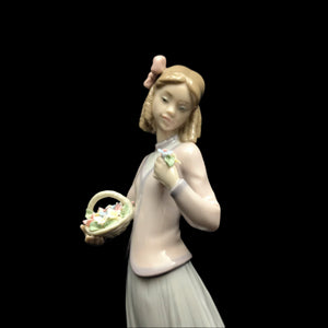 Lladro "Innocence in Bloom" Figurine (HN 7644), 1996 Collectors Society, José Puche Design 💖💐🇪🇸