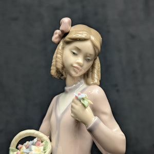 Lladro "Innocence in Bloom" Figurine (HN 7644), 1996 Collectors Society, José Puche Design 💖💐🇪🇸