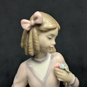 Lladro "Innocence in Bloom" Figurine (HN 7644), 1996 Collectors Society, José Puche Design 💖💐🇪🇸