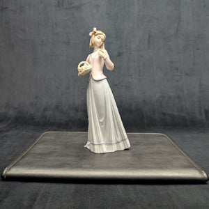 Lladro "Innocence in Bloom" Figurine (HN 7644), 1996 Collectors Society, José Puche Design 💖💐🇪🇸
