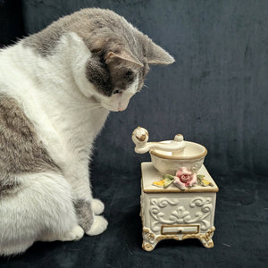 复古卡波迪蒙特风格瓷器咖啡研磨机雕像（意大利）