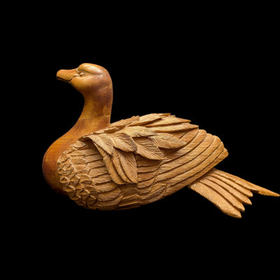 Handgeschnitzte Schwanenskulptur aus Holz von unbekanntem Hersteller (Volkskunst, SELTEN), ca. Anfang bis Mitte des 20. Jahrhunderts 🦢🪵✨