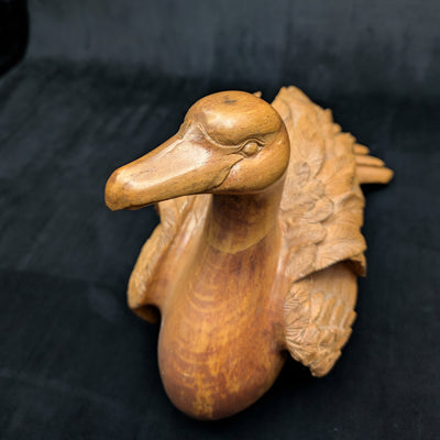 Handgeschnitzte Schwanenskulptur aus Holz von unbekanntem Hersteller (Volkskunst, SELTEN), ca. Anfang bis Mitte des 20. Jahrhunderts 🦢🪵✨