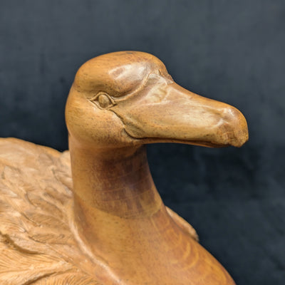 Handgeschnitzte Schwanenskulptur aus Holz von unbekanntem Hersteller (Volkskunst, SELTEN), ca. Anfang bis Mitte des 20. Jahrhunderts 🦢🪵✨