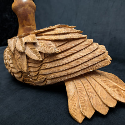 Handgeschnitzte Schwanenskulptur aus Holz von unbekanntem Hersteller (Volkskunst, SELTEN), ca. Anfang bis Mitte des 20. Jahrhunderts 🦢🪵✨