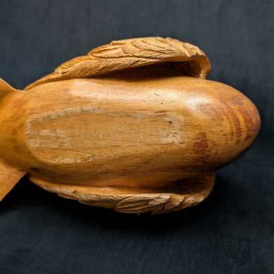 Handgeschnitzte Schwanenskulptur aus Holz von unbekanntem Hersteller (Volkskunst, SELTEN), ca. Anfang bis Mitte des 20. Jahrhunderts 🦢🪵✨