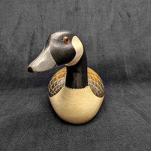 Vintage Hand-Painted Canada Goose Decoy by Wgio (Hand-Painted, Hunting), 1992 🦆🎨🌿