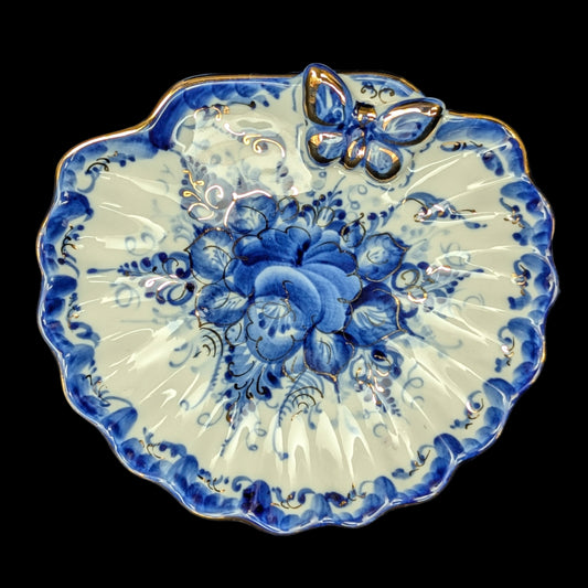 Antique Blue & White Shell Dish – Gzhel Style Floral Motif with Gilt Butterfly (Russia/European Export), c. 1980 🦋💙✨