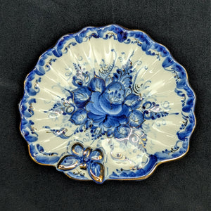 Antique Blue & White Shell Dish – Gzhel Style Floral Motif with Gilt Butterfly (Russia/European Export), c. 1980 🦋💙✨