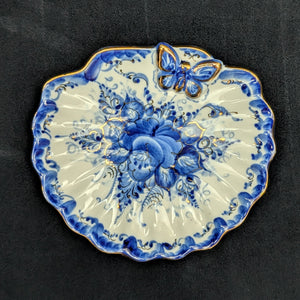 Antique Blue & White Shell Dish – Gzhel Style Floral Motif with Gilt Butterfly (Russia/European Export), c. 1980 🦋💙✨