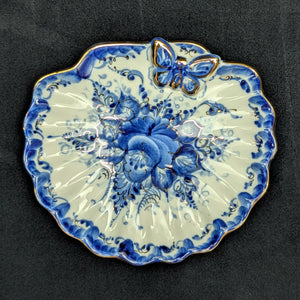 Antique Blue & White Shell Dish – Gzhel Style Floral Motif with Gilt Butterfly (Russia/European Export), c. 1980 🦋💙✨