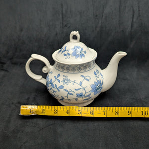 Unattributed Blue and White Teapot (Embossed Geometric Band and Chinoiserie Floral), Circa 1970s 💙🤍☕️