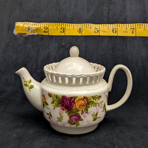 Vintage Pierced Lattice Teapot/Tea Cozy Warmer (Royal Albert Style Roses) 🌹🧺✨
