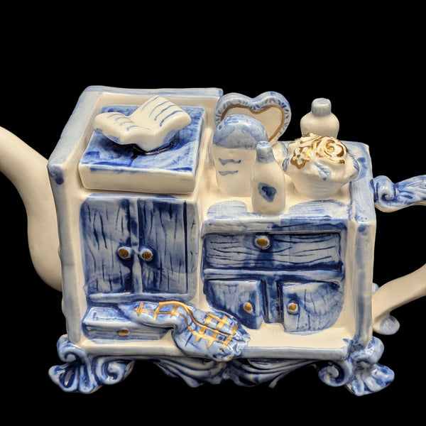 Miniature Blue & White Figural Teapot (Cabinet/Dresser Novelty) 💙🗄️📚
