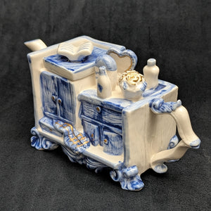 Miniature Blue & White Figural Teapot (Cabinet/Dresser Novelty) 💙🗄️📚