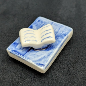 Miniature Blue & White Figural Teapot (Cabinet/Dresser Novelty) 💙🗄️📚