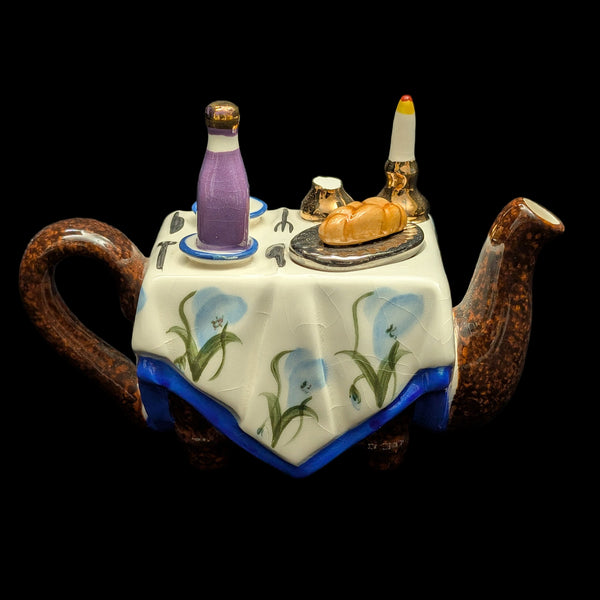 Jim Bailey signierte Miniatur-Teekanne von 1997 (mit Tischmotiv) 🍽️🕯️🍷